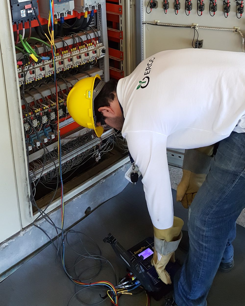 Técnico de ERGO realizando mediciones en un tablero eléctrico