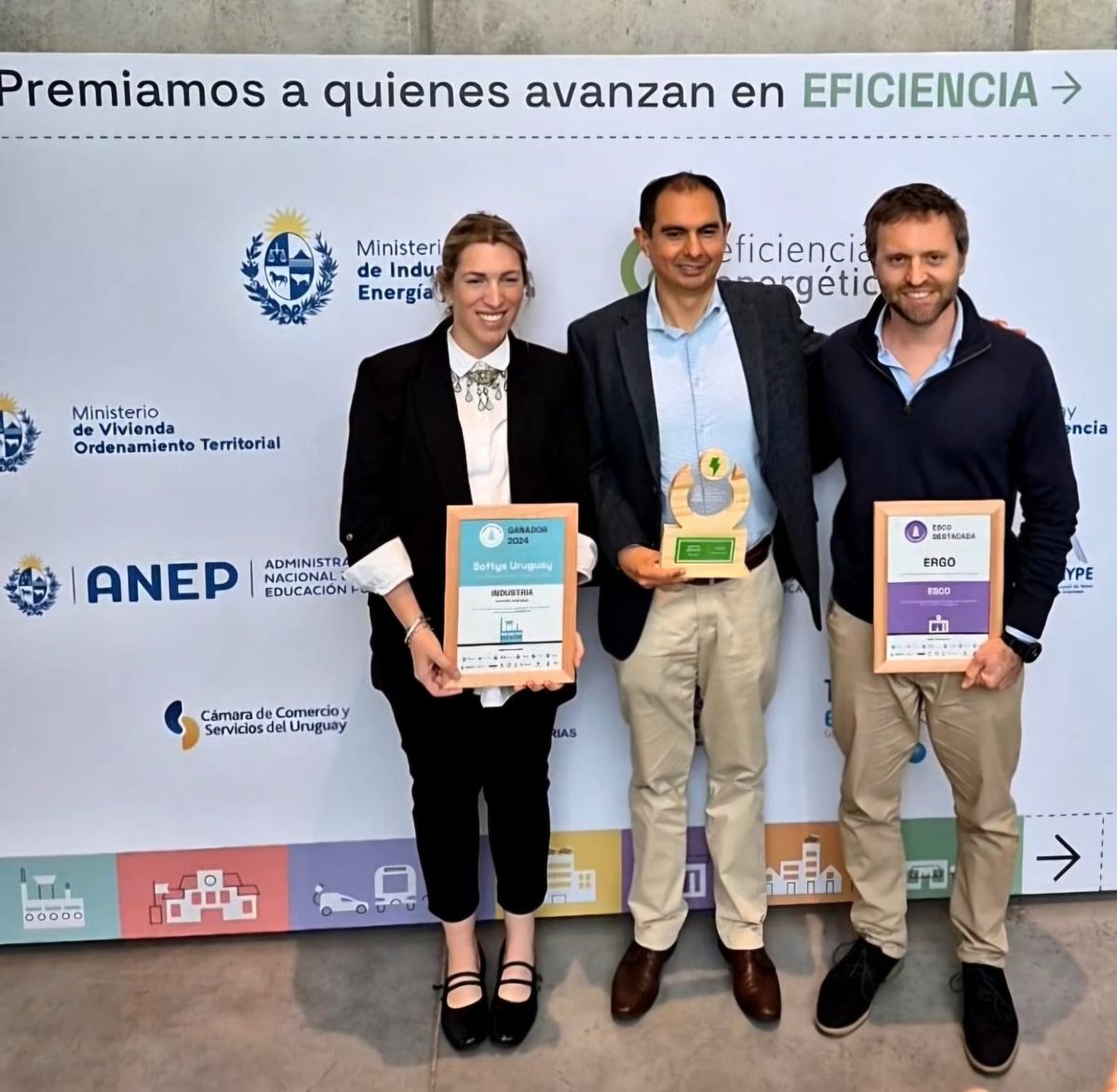 Softys Uruguay, ganador en la categoría industria 2024, junto al equipo de ERGO